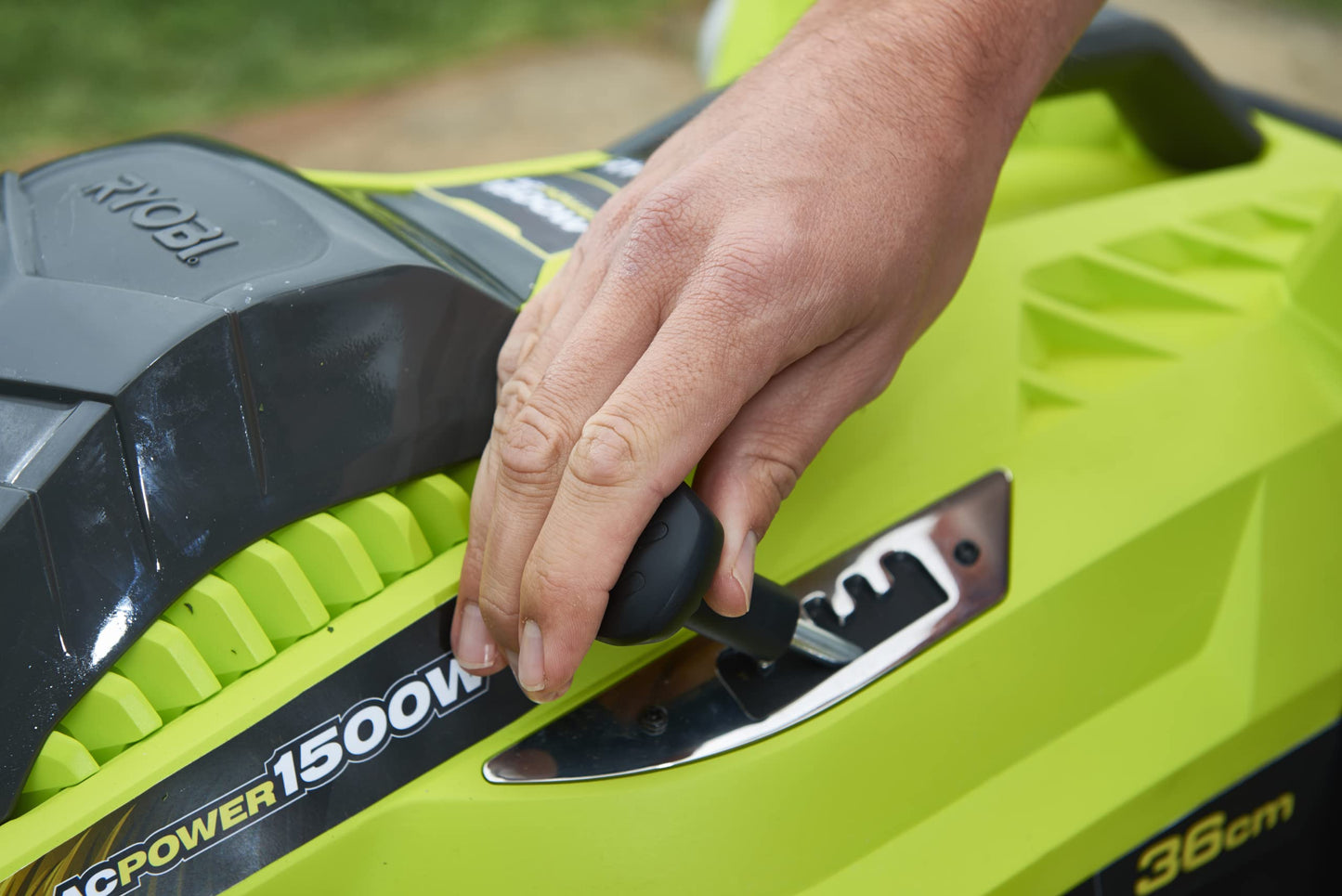 RYOBI - Cortacésped Eléctrico 1500 W de 36cm - Recogida y Mulching - Altura Ajustable 5 Posiciones - Manillar Ajustable y Parachoques Incorporado - Recogedor Easy Edge y Bolsa 45l Incluida - RLM15E36H