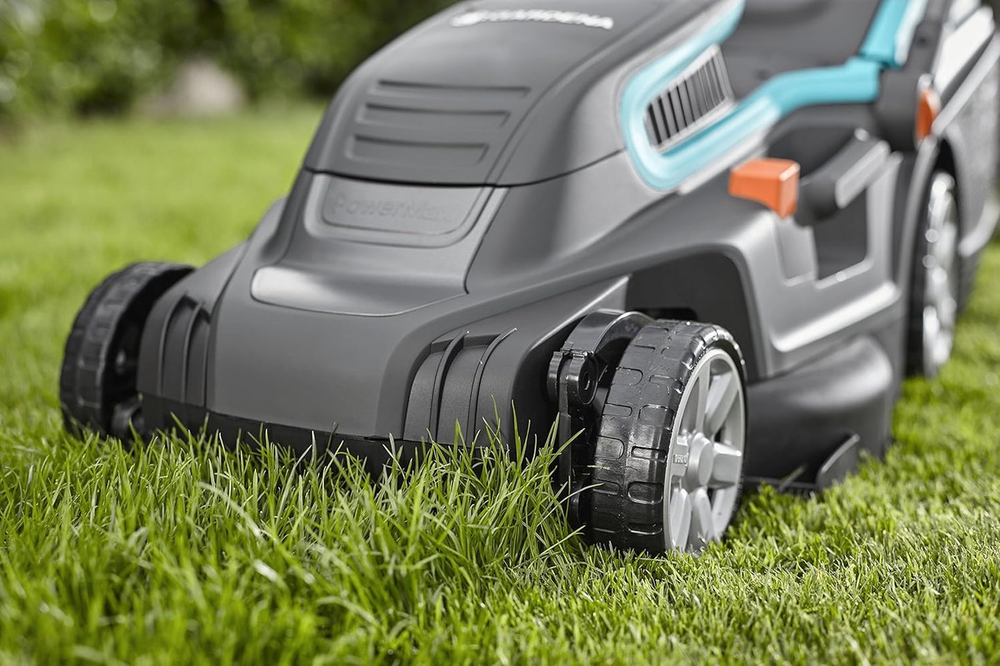 Cortacésped eléctrico PowerMax 1800/42 de GARDENA: segadora hasta 800 m², ancho de corte 42 cm, volumen 45 l, altura de corte 20-60 mm, manillar plegable, empuñadura ergonómica (5042-20)