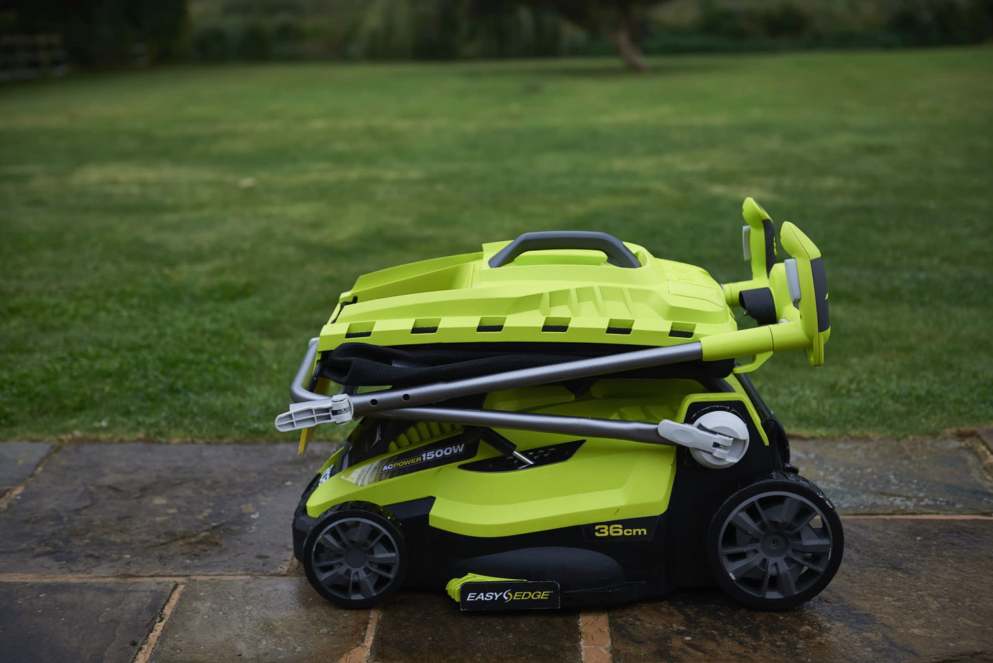 RYOBI - Cortacésped Eléctrico 1500 W de 36cm - Recogida y Mulching - Altura Ajustable 5 Posiciones - Manillar Ajustable y Parachoques Incorporado - Recogedor Easy Edge y Bolsa 45l Incluida - RLM15E36H