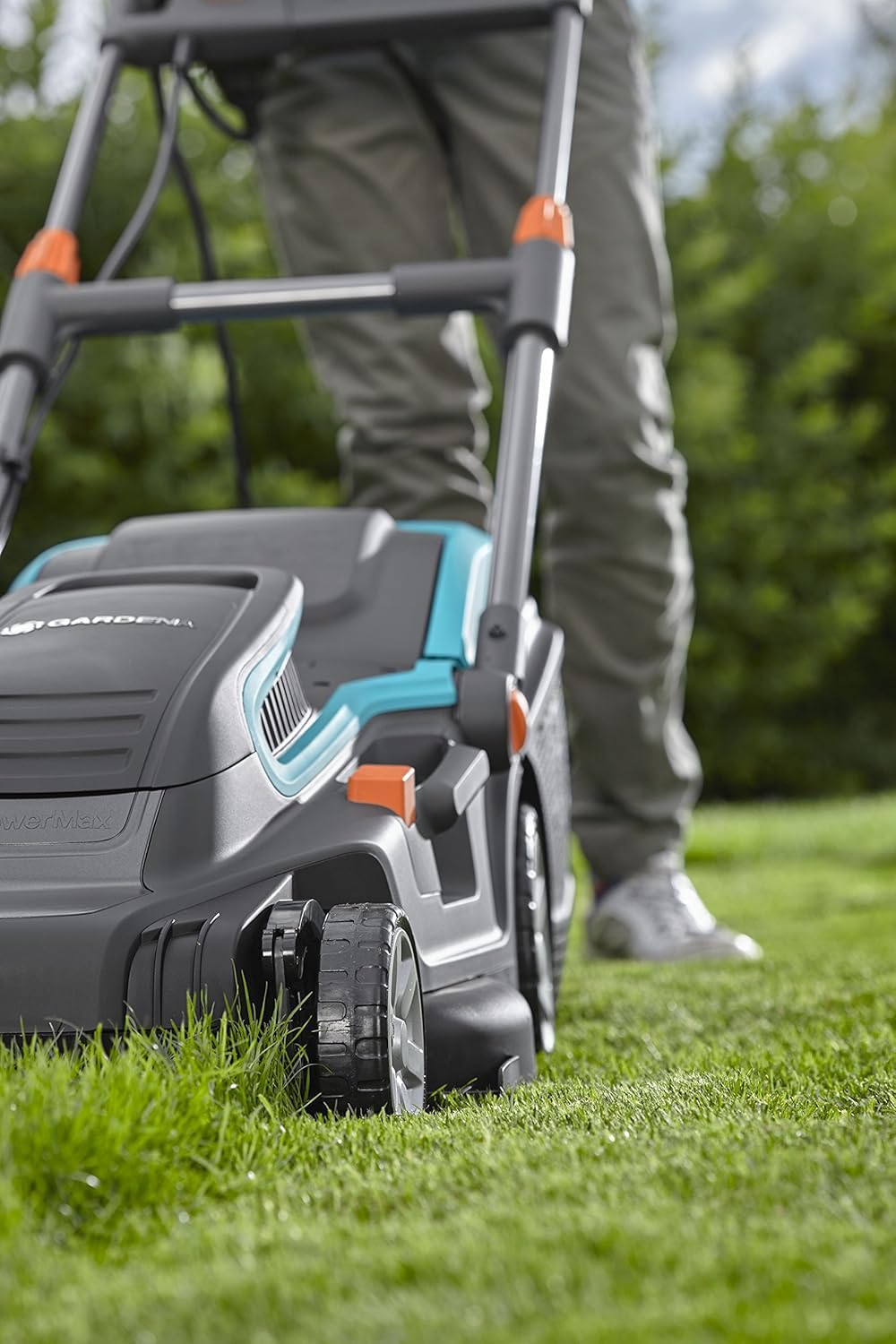 Cortacésped eléctrico PowerMax 1800/42 de GARDENA: segadora hasta 800 m², ancho de corte 42 cm, volumen 45 l, altura de corte 20-60 mm, manillar plegable, empuñadura ergonómica (5042-20)