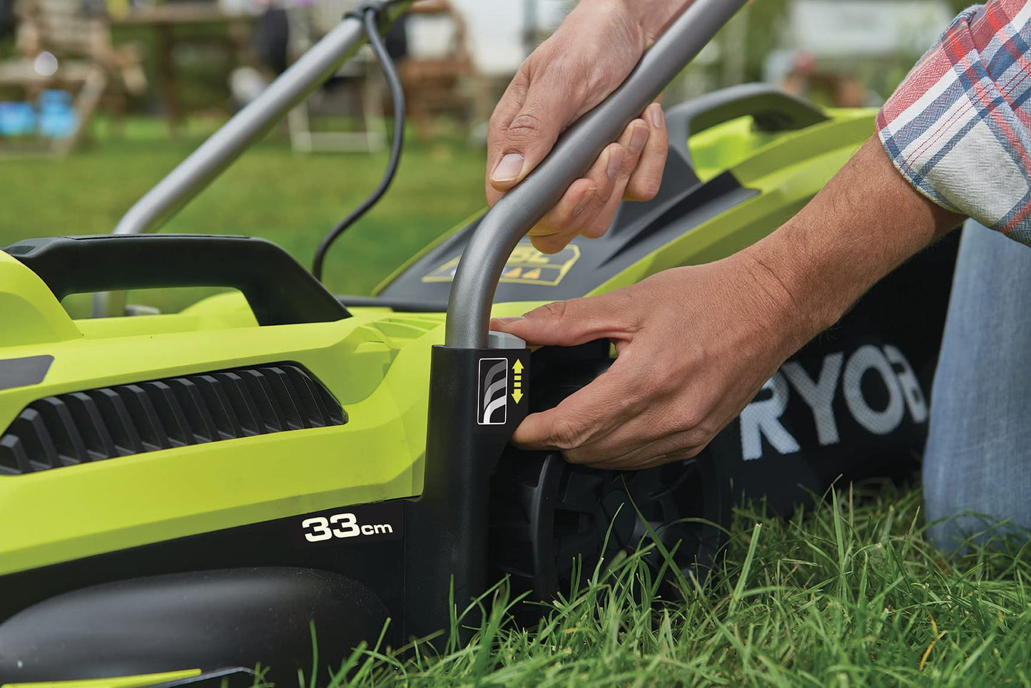 RYOBI - Cortacésped Eléctrico 1500 W de 36cm - Recogida y Mulching - Altura Ajustable 5 Posiciones - Manillar Ajustable y Parachoques Incorporado - Recogedor Easy Edge y Bolsa 45l Incluida - RLM15E36H