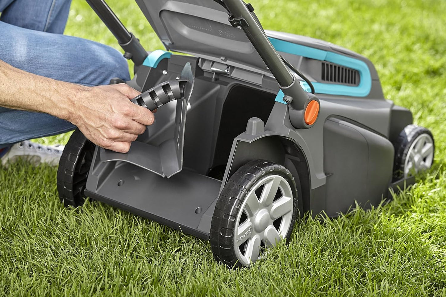 Cortacésped eléctrico PowerMax 1800/42 de GARDENA: segadora hasta 800 m², ancho de corte 42 cm, volumen 45 l, altura de corte 20-60 mm, manillar plegable, empuñadura ergonómica (5042-20)