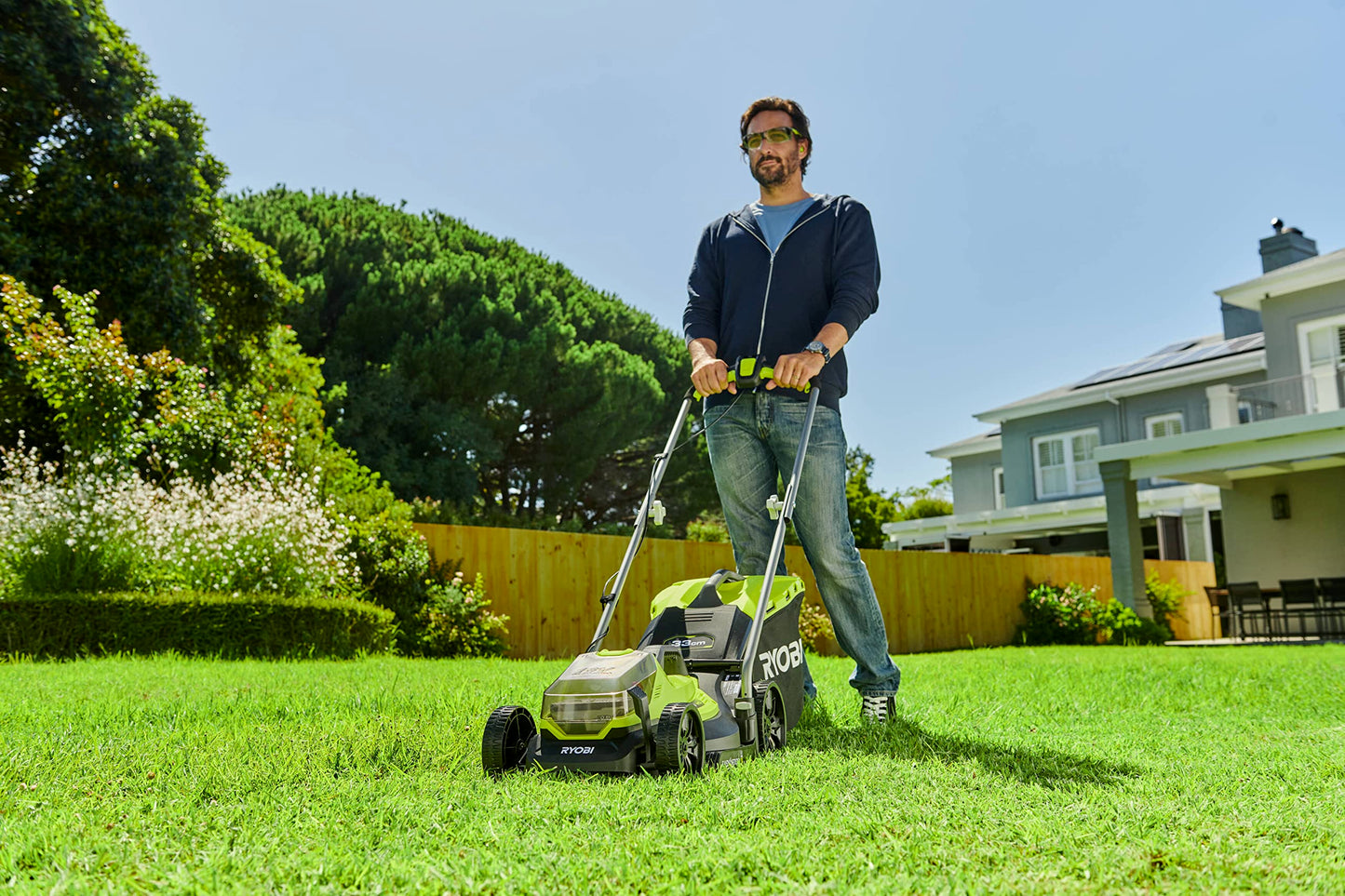 RYOBI - Cortacésped Eléctrico Inalámbrico a Batería 18V One+ Ø33cm - Recoge y Mulching - Gran Autonomía - Compacto y Fácil de Almacenar - Se Entrega con 1 Obturador - OLM1833B